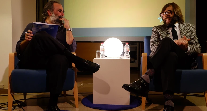 Eduard Font conversant amb Òscar Dalmau.