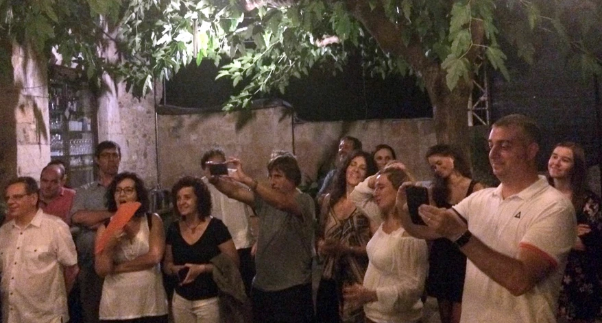 Fent fotos i vídeos del discurs del president. Fent fotos i vídeos del discurs del president.