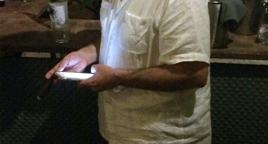 Alguns són aficionats a fumar cigars. Alguns són aficionats a fumar cigars.