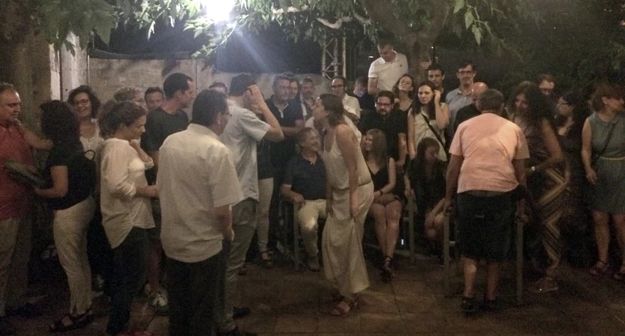 Organitzant-nos per fer la foto de grup. Organitzant-nos per fer la foto de grup.