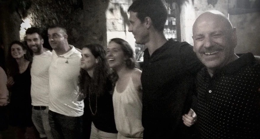 Cantant "La bella Lola". Cantant "La bella Lola".