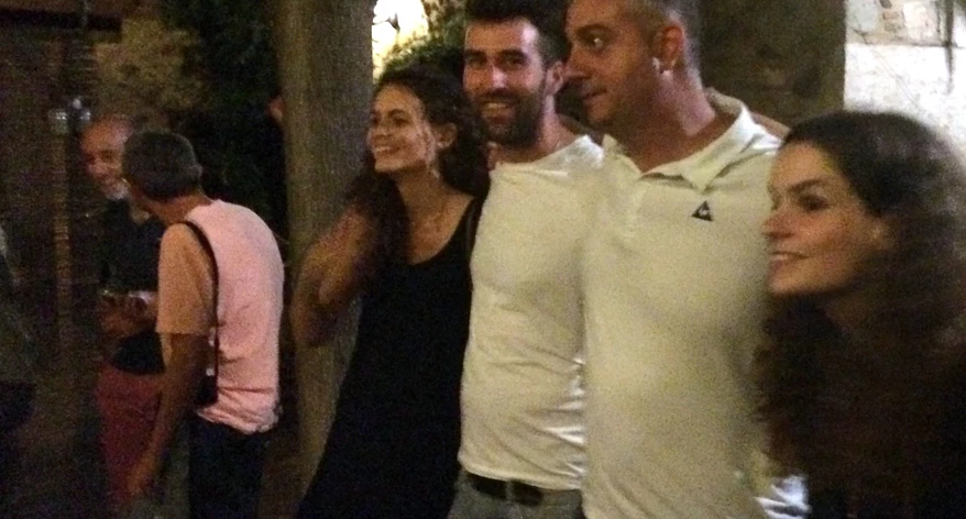 Cantant "La bella Lola". Cantant "La bella Lola".