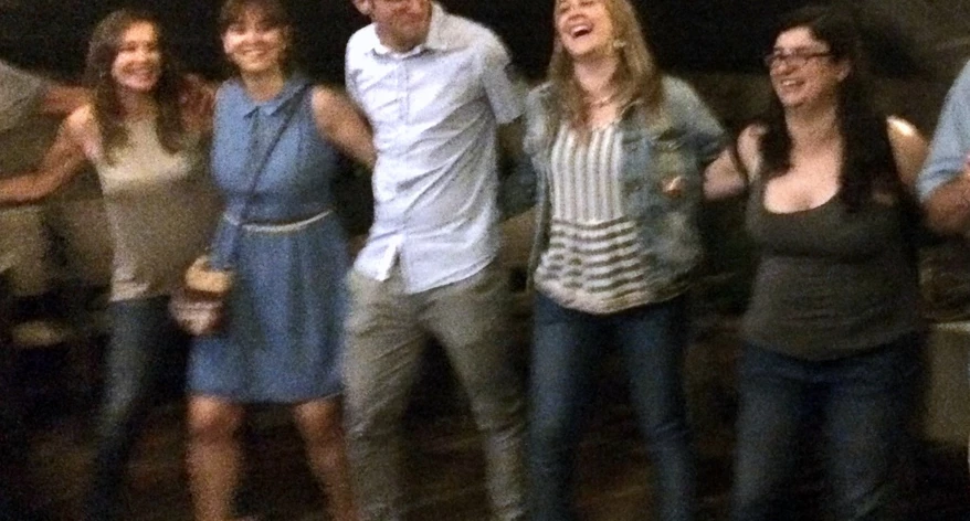 "... cuando en la playa sacó el pañuelo y me saludó..." "... cuando en la playa sacó el pañuelo y me saludó..."