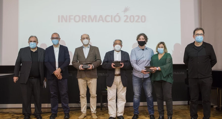 Els guanyadors de la nit amb el degà del CPC i el president i el vicepresident de la Demarcació de Girona.